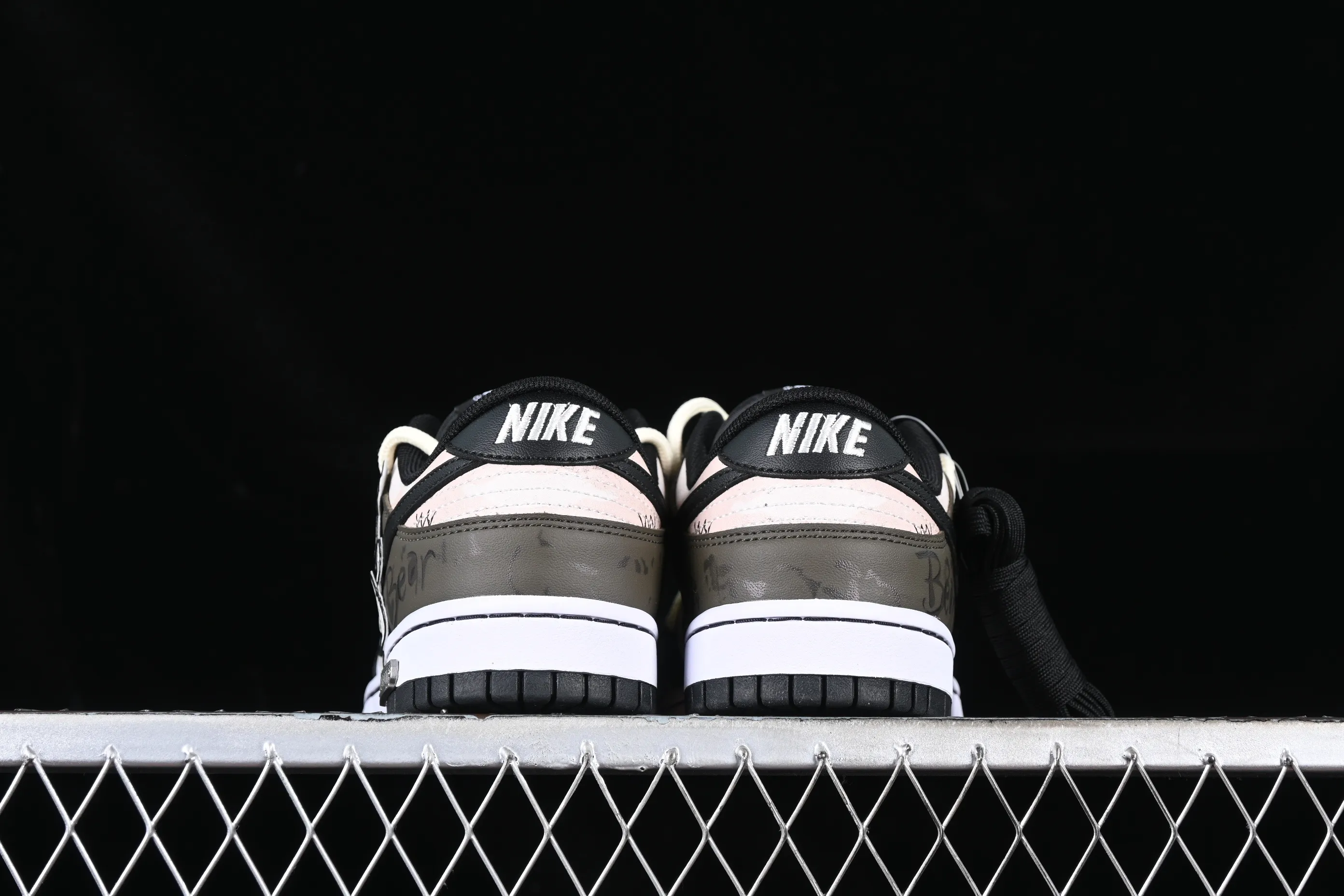All Categories Nk SB Dunk Series Nk SB Dunk Low Low-top sneakers Customized large box Nk Dunk Low Ragdoll Doll Simple SB strap low-top casual sneakers DD1391-100